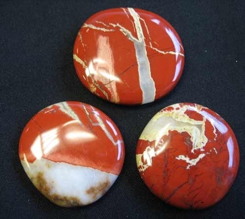 Taschenstein aus rotem Jaspis