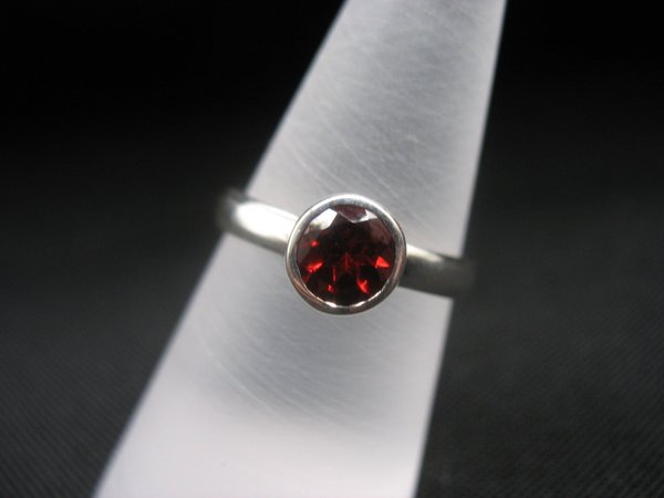Garnet Ring - Number 1 - Size 17,5 mm